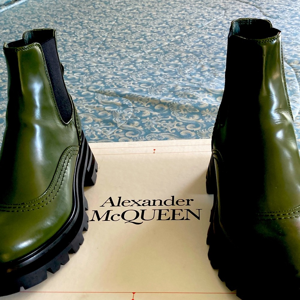 NWP ALEXANDER McQUEEN KHAKI/BLACK BOOTS with original bag and box.